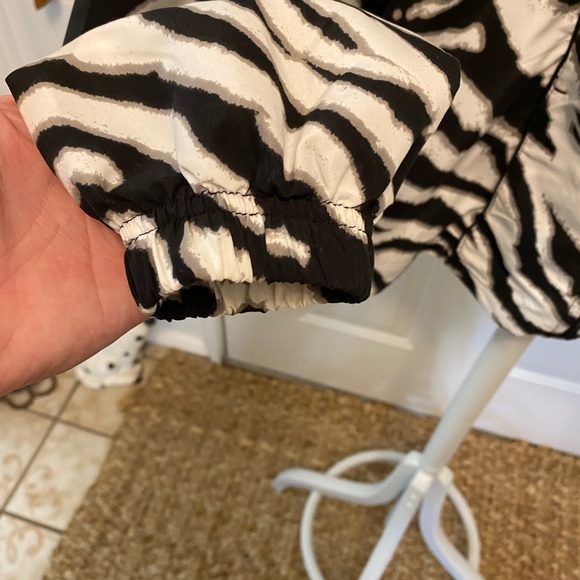 ac-tiv-ology Animal Print Zebra Print Black & White Windbreaker Jacket PM MP - Picture 4 of 9